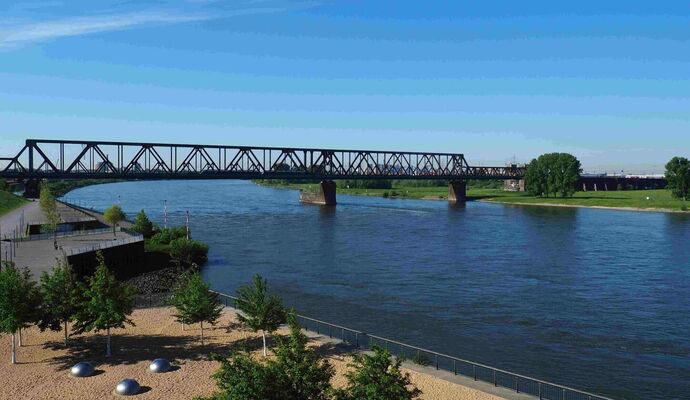 Rheinuferpromenade lädt zum Spazieren ein