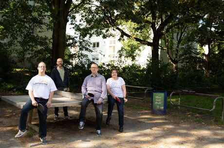 Gemeinschaftliches Wohnen draußen an der Tischtennisplatte