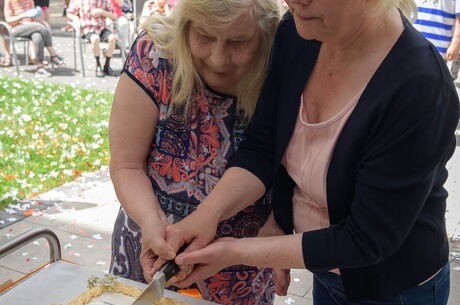 Lebensräume Duisburg Wanheimer Straße - Eröffnung mt Kuchen anschneiden